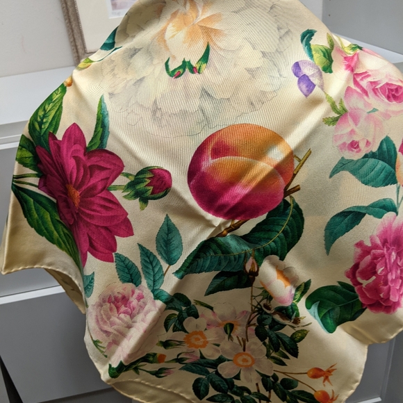 Gucci Silk Scarf Yellow Background ,Roses, Butterflies and Peach design. - Picture 6 of 8